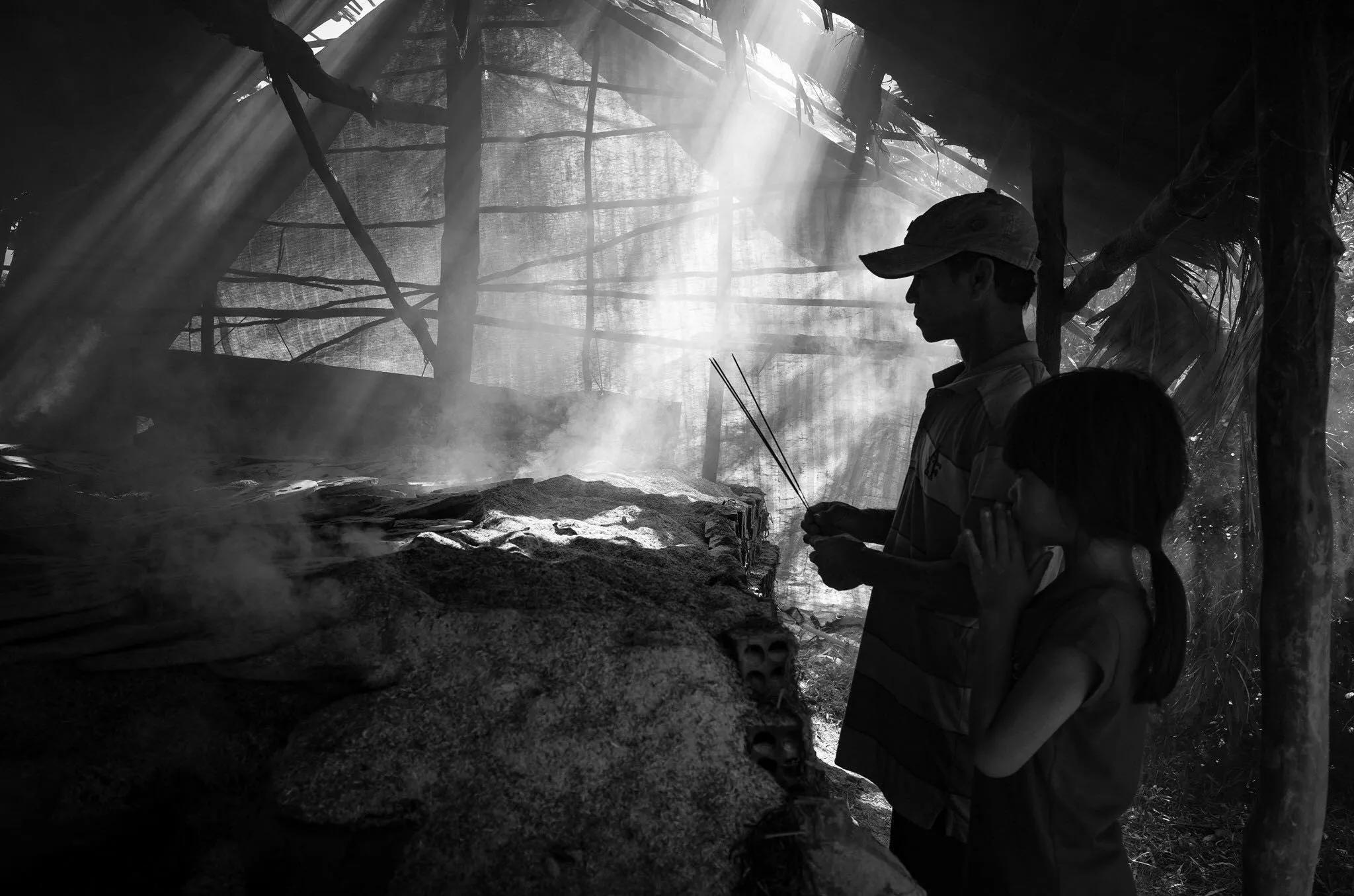 A man and his daughter (in the photo) are offering incense and praying to the ‘God of the Furnace,’ seeking blessings for their kiln to burn continuously, ensuring that their products meet expectations when completed.