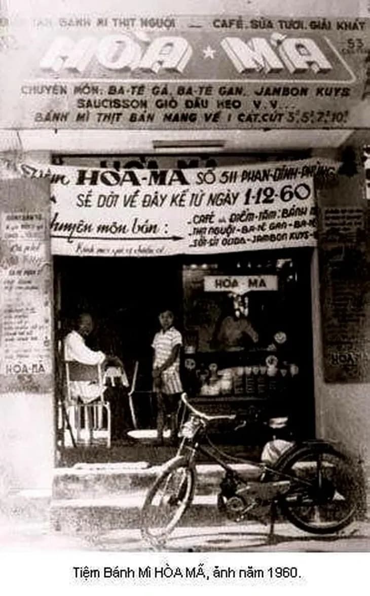 Banh Mi Hoa Ma – one of the most famous bakeries in Saigon, with crispy bread combined with fried eggs, cold cuts, ham, and herbs. Served on a plate in a typical style, the dish brings a traditional culinary experience with rich, unforgettable flavors.