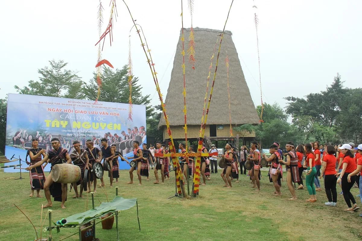 Ba Na people performing cultural rituals at the Central Highlands cultural exchange festival.