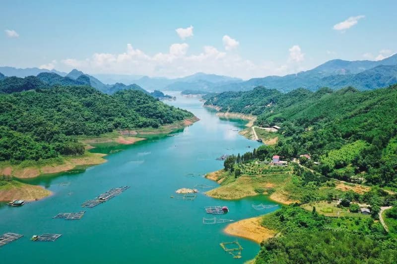 Ban-da-co-kinh-nghiem-du-lich-dap-thuy-dien-Hoa-Binh-_kham-pha-ho-hoa-binh-voi-lan-nuoc-xanh-mau-ngoc-luc-bao-03-1680762718.jpeg