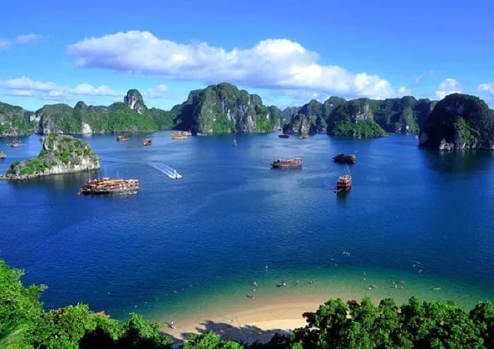 Bien-Quang-Ninh---Diem-danh-12-bai-bien-dep-nhat_bãi biển Quảng Ninh 2.jpg