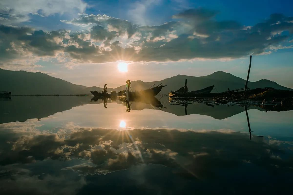 Dam-Lap-An-Hue--Kham-pha--Tuyet-tinh-coc--mo-mang-dat-co-do_Đầm Lập An 2.jpg