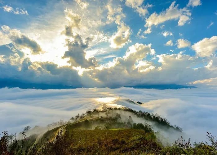 Du-lich-mua-man-trang---Cuc-Du-lich-Quoc-Gia-Viet-Nam_săn mây ở Ngải Thầu 1.jpg