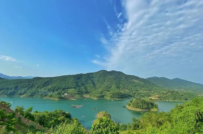 Du-lich-tam-linh-tren-Khu-du-lich-ho-Hoa-Binh_du-lich-cao-phong-hoa-binh-5.jpg