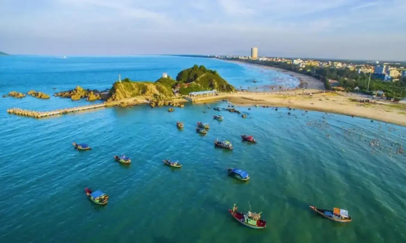 Cua Lo海滩的美景 充满活力的蓝色水域上的船.