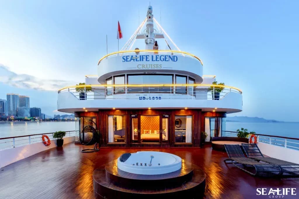 SeaLife Legend croisière sur l'eau au coucher du soleil, avec une petite piscine et chaises longues sur le pont.