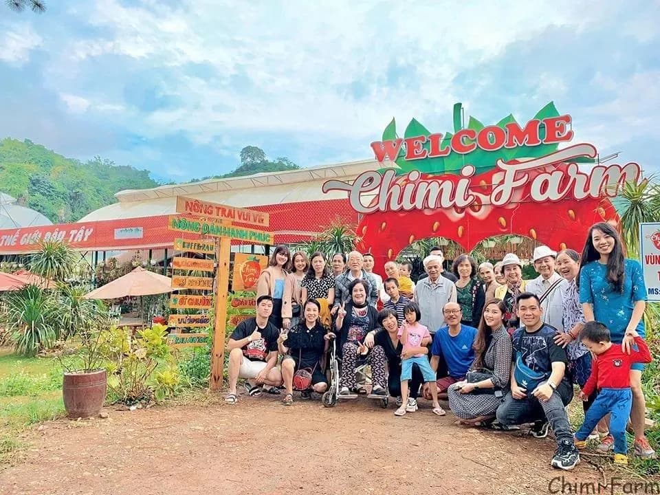 Group of tourists in front of Chimi Farm entrance, ready for a natural adventure.