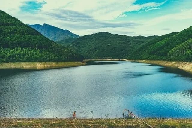 Ho-Xa-Huong---Canh-sac-tuyet-dep-tren-nui-Tam-Dao---iVIVUcom_Hồ Xạ Hương 1.jpg