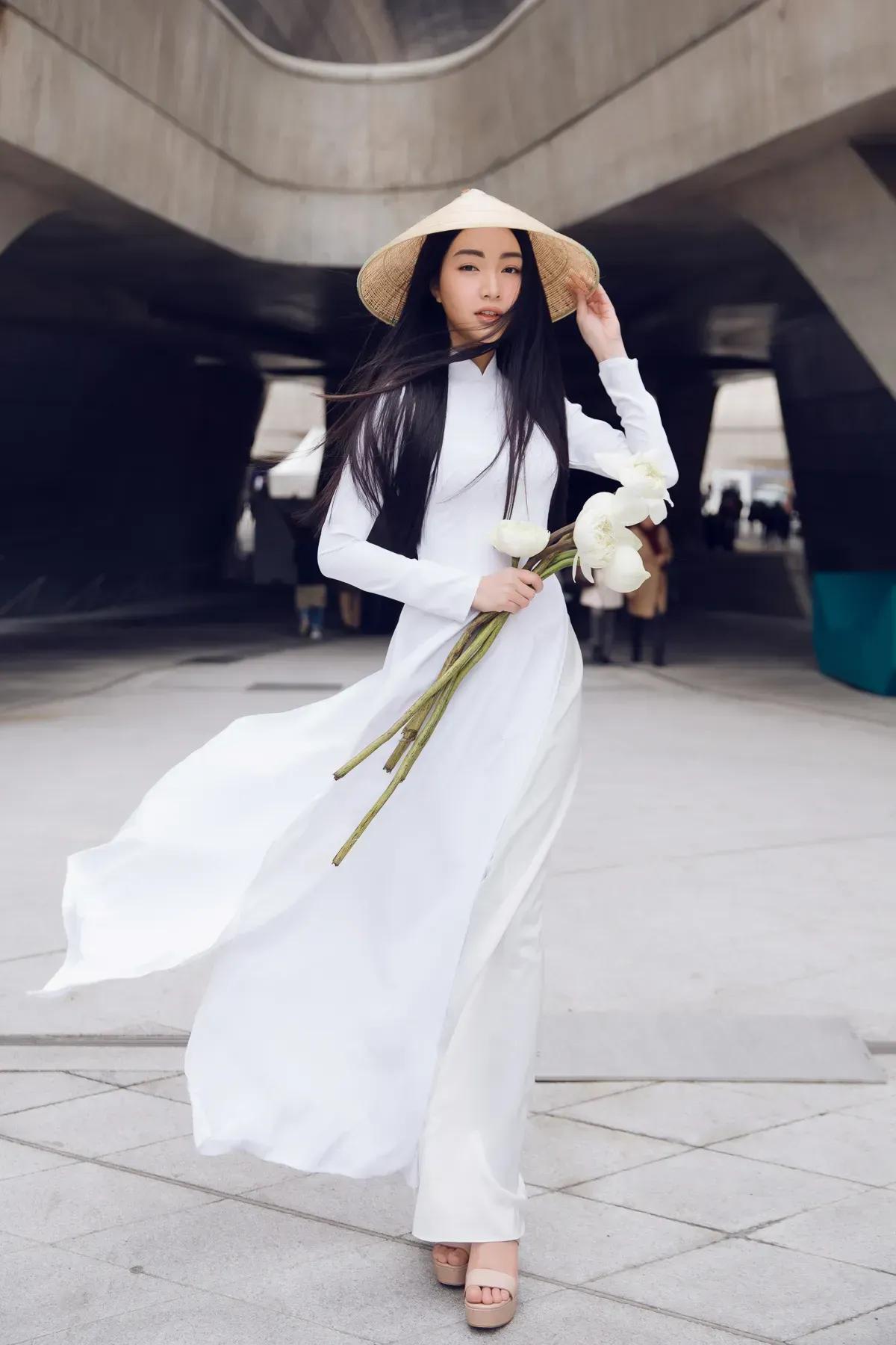 Slečna Ngoc Tran nosí ao dai a kužeľovitý klobúk