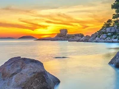 Breathtaking sunset over Hon Chong, Nha Trang, painting a magical natural scene.