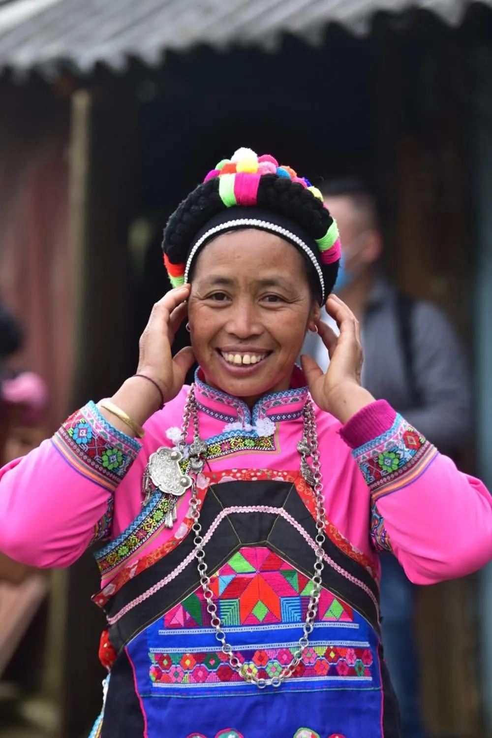 Intricate patterns and adornments in Phu La attire.