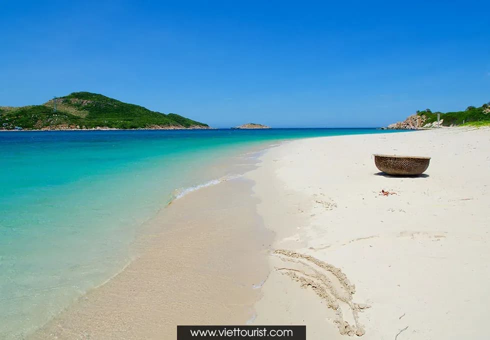 White sandy beach and turquoise waters at Hon Ong Island.