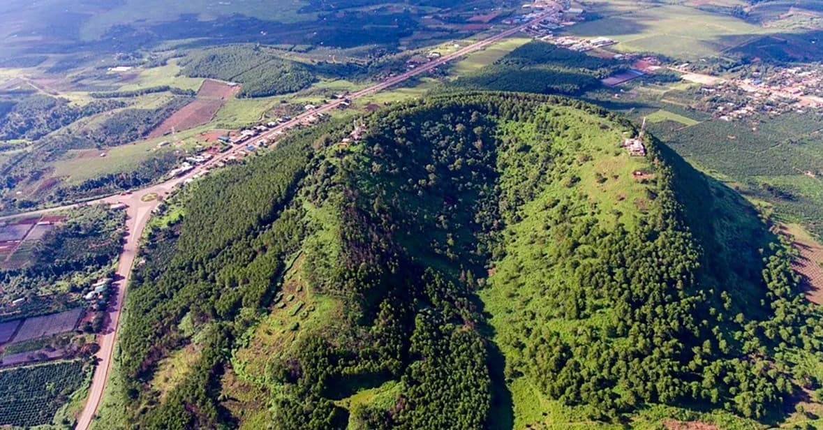 Kham-pha-Nui-Ham-Rong-Gia-Lai-voi-view-ngam-tron-Pleiku_Núi Hàm Rồng Gia Lai 1.jpg