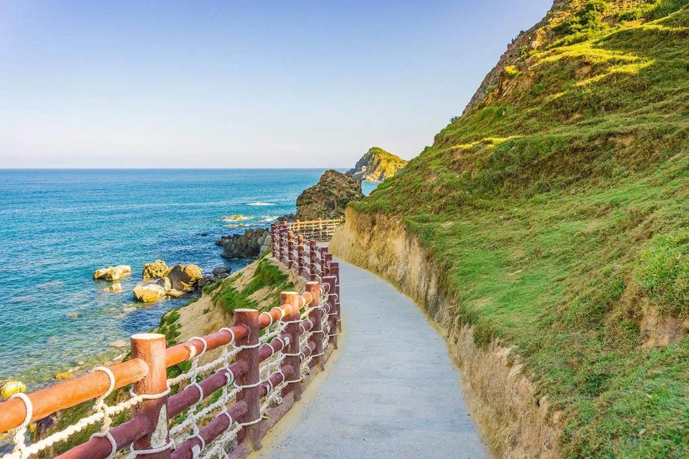 The coastal path at Eo Gio, Nhon Ly, offers breathtaking and expansive views.