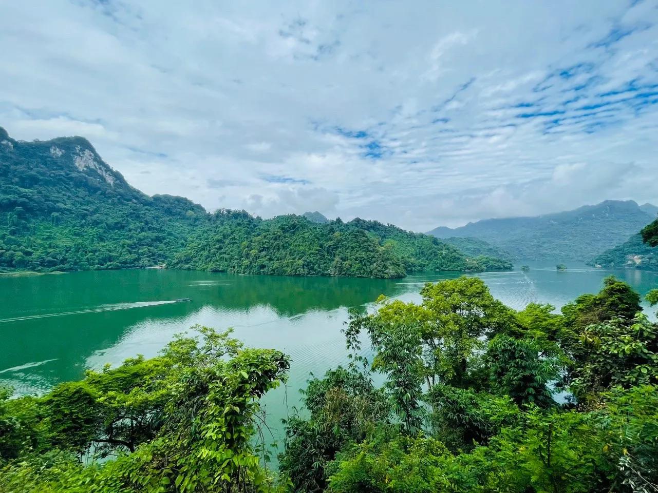 Kham-pha-ve-dep-me-hoac-cua--vien-ngoc-xanh--giua-long-nui-rung-_z5459971058193_b1f3b90df5e49a8fb9c41ef6a8ba12c0.jpg