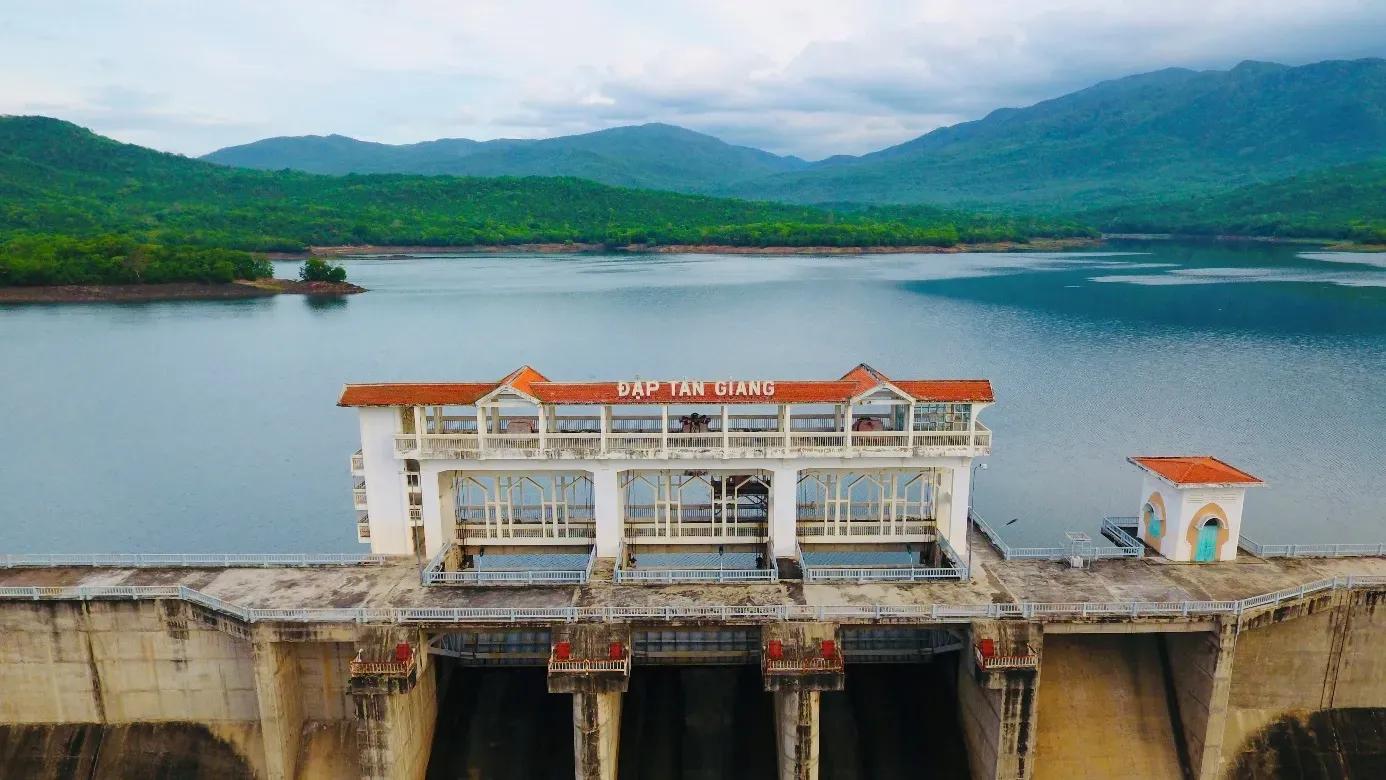 Discover the architectural beauty of Tan Giang Dam amidst majestic nature.