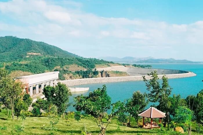 Kinh-nghiem-du-lich-Gia-Lai-cung-gia-dinh---Mytour_thuy-dien-yaly-1.jpg