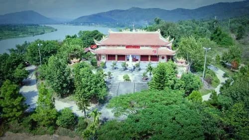 Linh-thieng-dao-Mau-noi-Phu-Vang-Linh-Tu-xa-Hoang-Xuan_636188671 (1).jpg