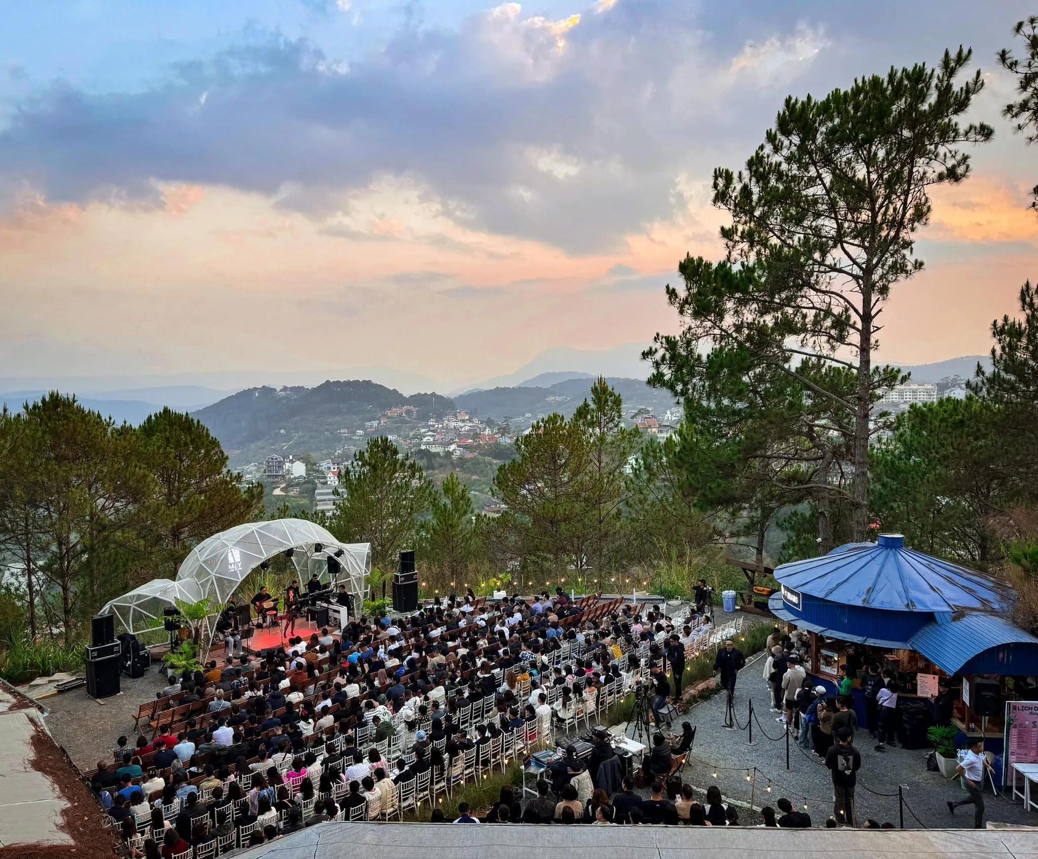 May Lang Thang live show during a sunset in Da Lat, with vibrant colors of the setting sun creating a serene backdrop to the soulful music