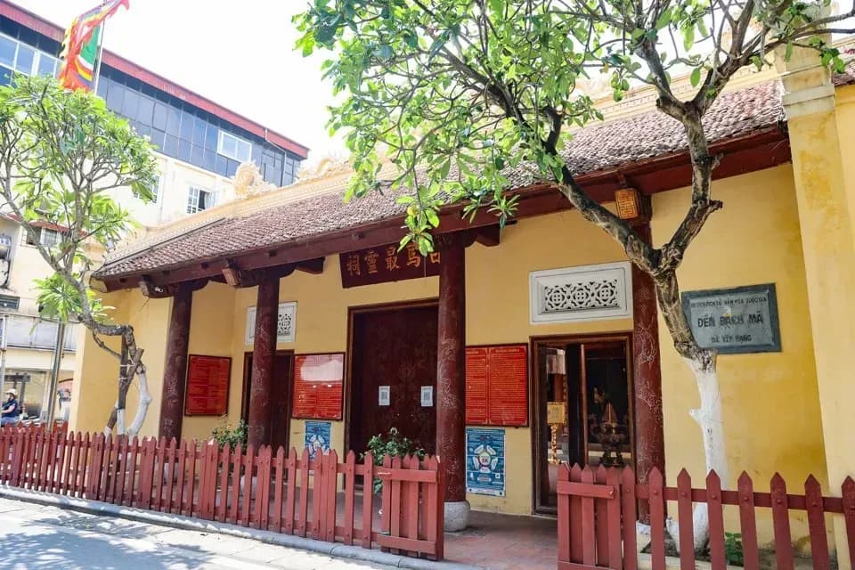 Fasáda chrámu Bach Ma vyniká starobylou architektúrou v starej štvrti Hanoja.