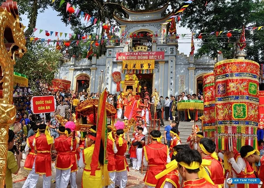 Festival at Bac Le Temple with traditional costumes and unique rituals.