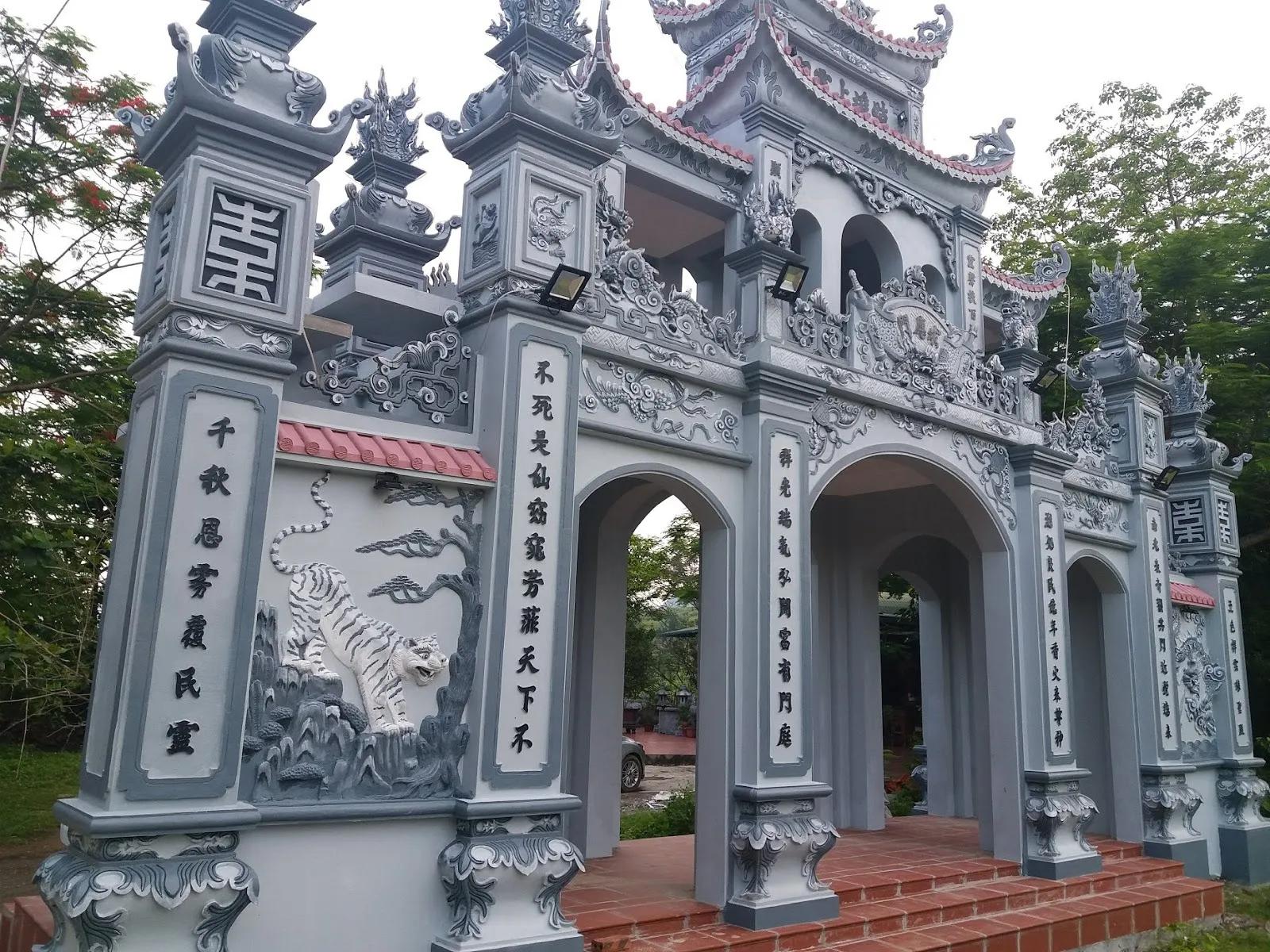 The main gate of Bong Lai Temple features exquisite ancient architecture.