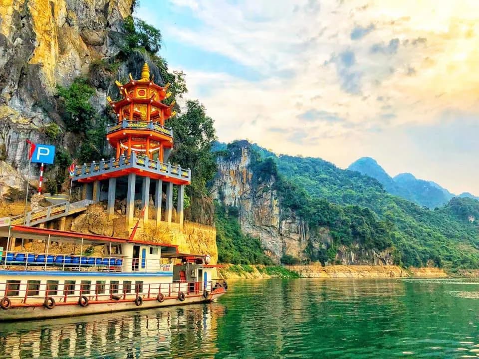 Top-5-diem-du-lich-tam-linh-tai-Hoa-Binh---Cong-vien-Di-san-cac-nha-_den-chua-thac-bo-o-hoa-binh.jpg