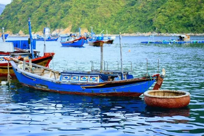 Small boats floating on clear waters at Doc Let.