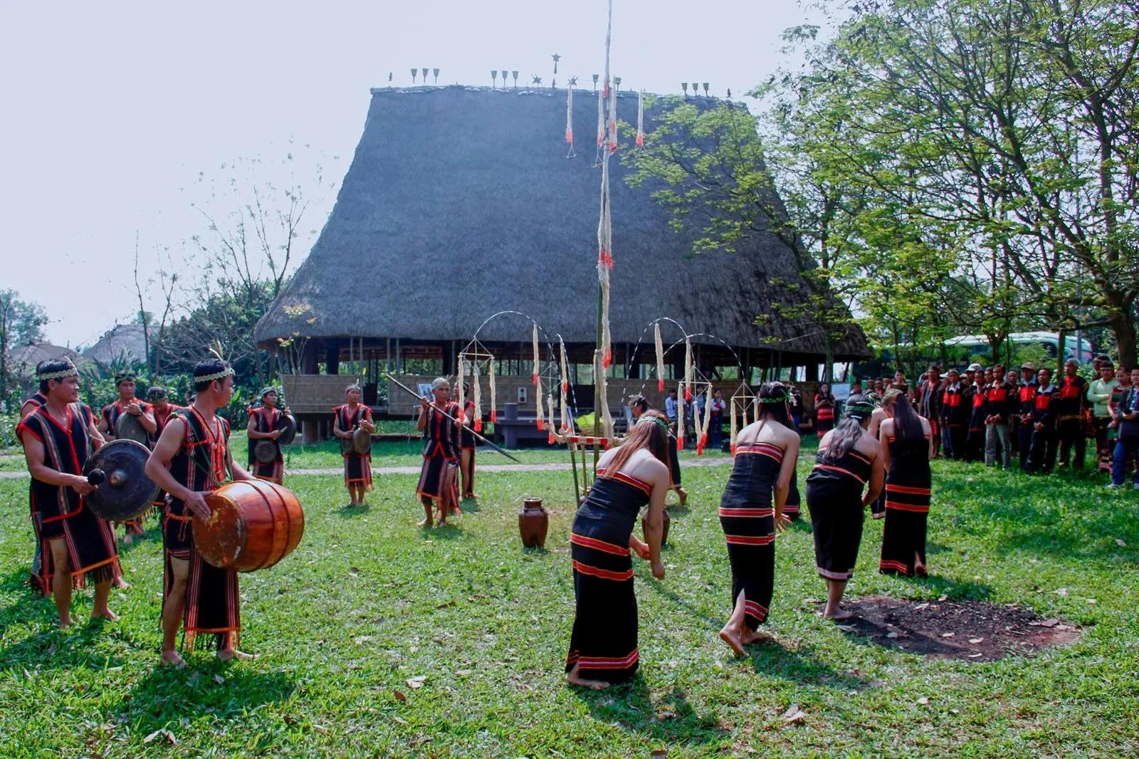 Traditional musical performance at a Gié Triêng festival.