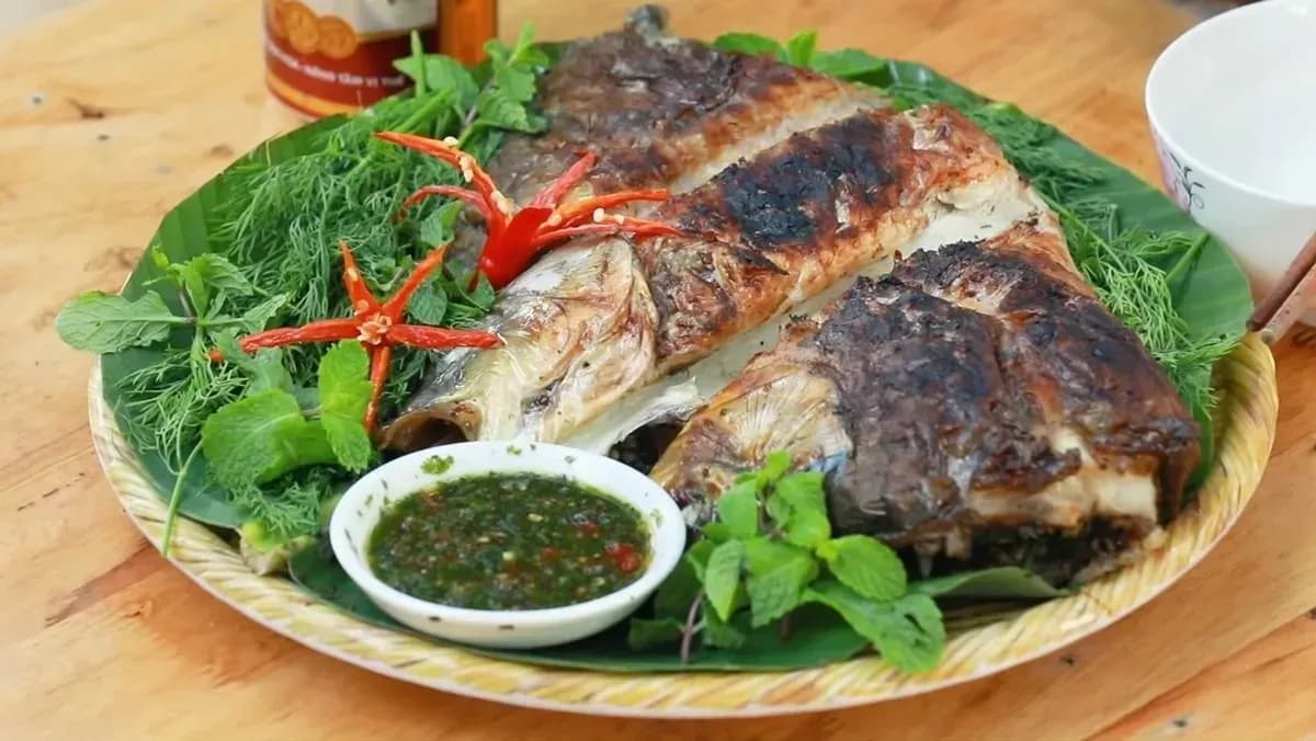 Crispy Grilled Pa Pinh Top, 허브와 딥핑 소스로 장식.