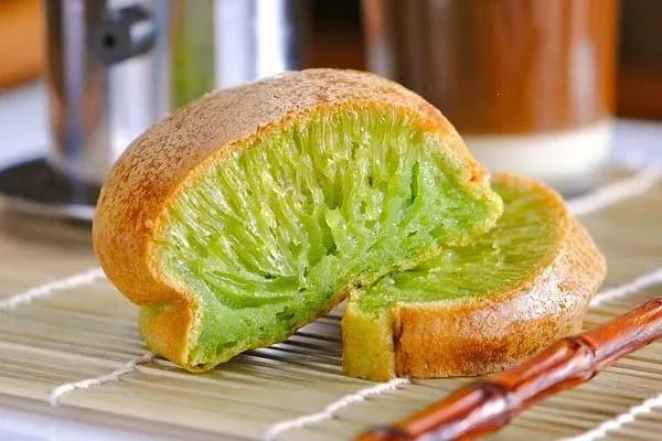 banh-bo-thot-not-my-duc-thuy-tien-mon-an-tieu-bieu-viet-nam_banh-bo-nuong-la-dua-600x400.webp