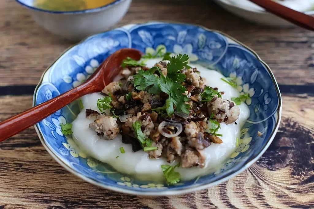 Steamed banh duc with minced meat and herbs