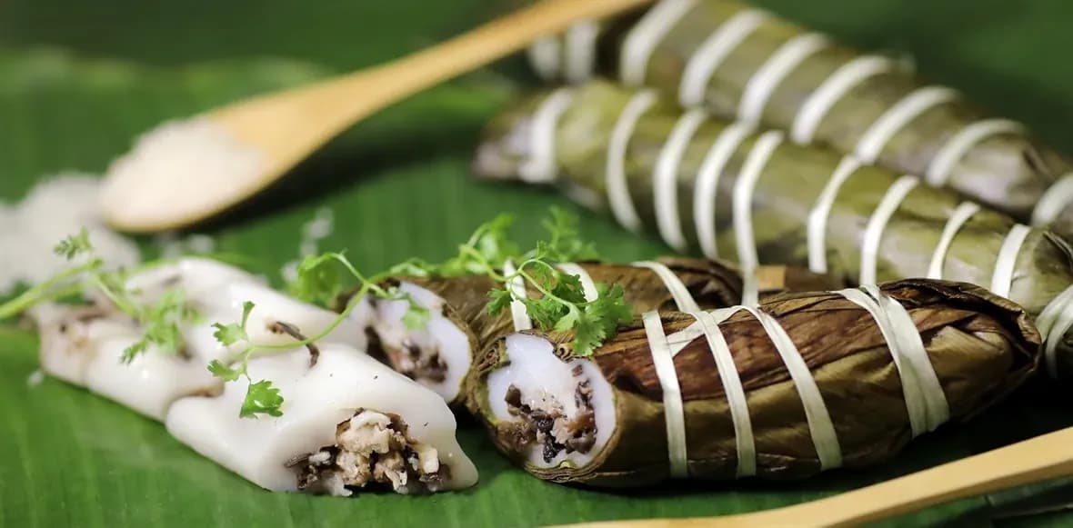 Chờ rice cakes cut open to reveal savory pork and mushroom filling.