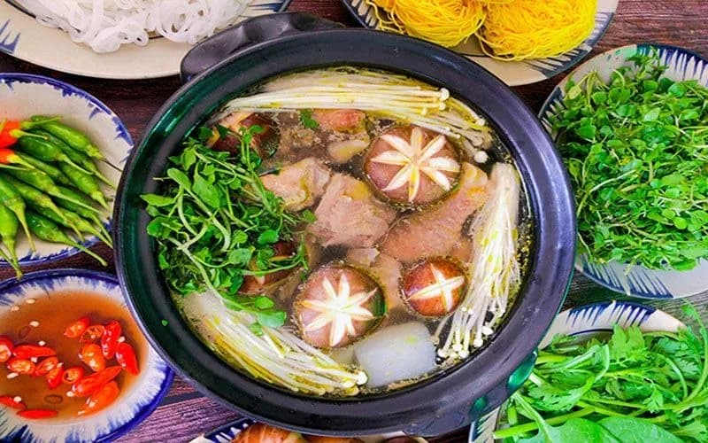 bi-quyet-nau-lau-ga-la-sam-kon-tum-thom-ngon-chuan-vi-nhu-dau_Lẩu gà lá sâm măng đen 4.jpg