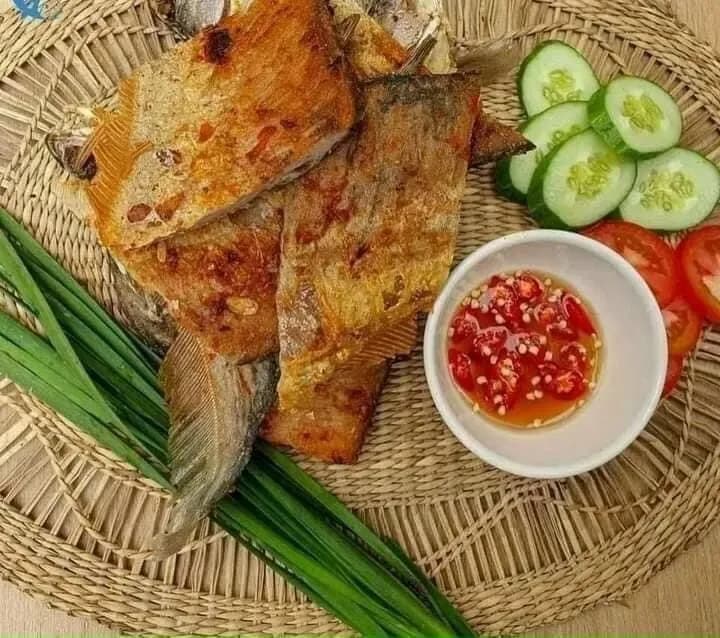 Golden fried seasoned snakehead fish with vegetables and fish sauce.