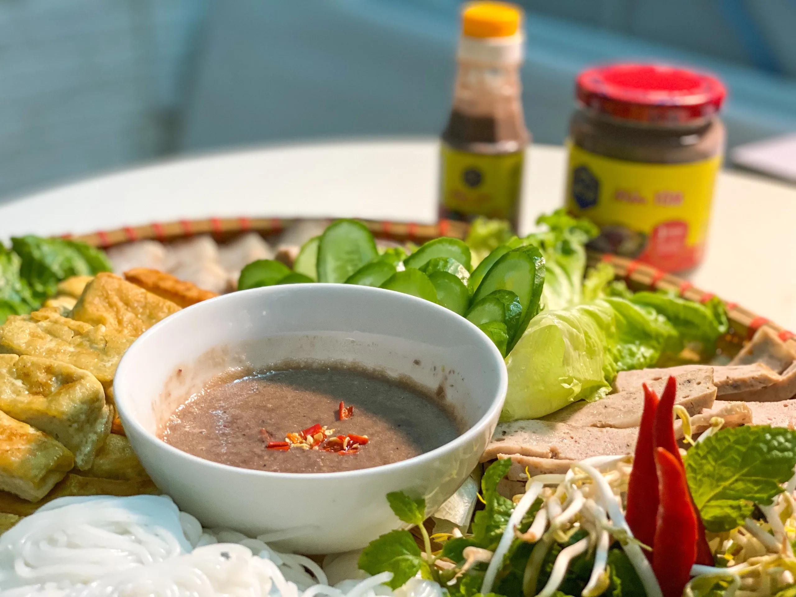 chang-trai-giu-hon-nuoc-mam-truyen-thong-khuc-phu_Mắm tôm Thanh Hóa 3.jpg