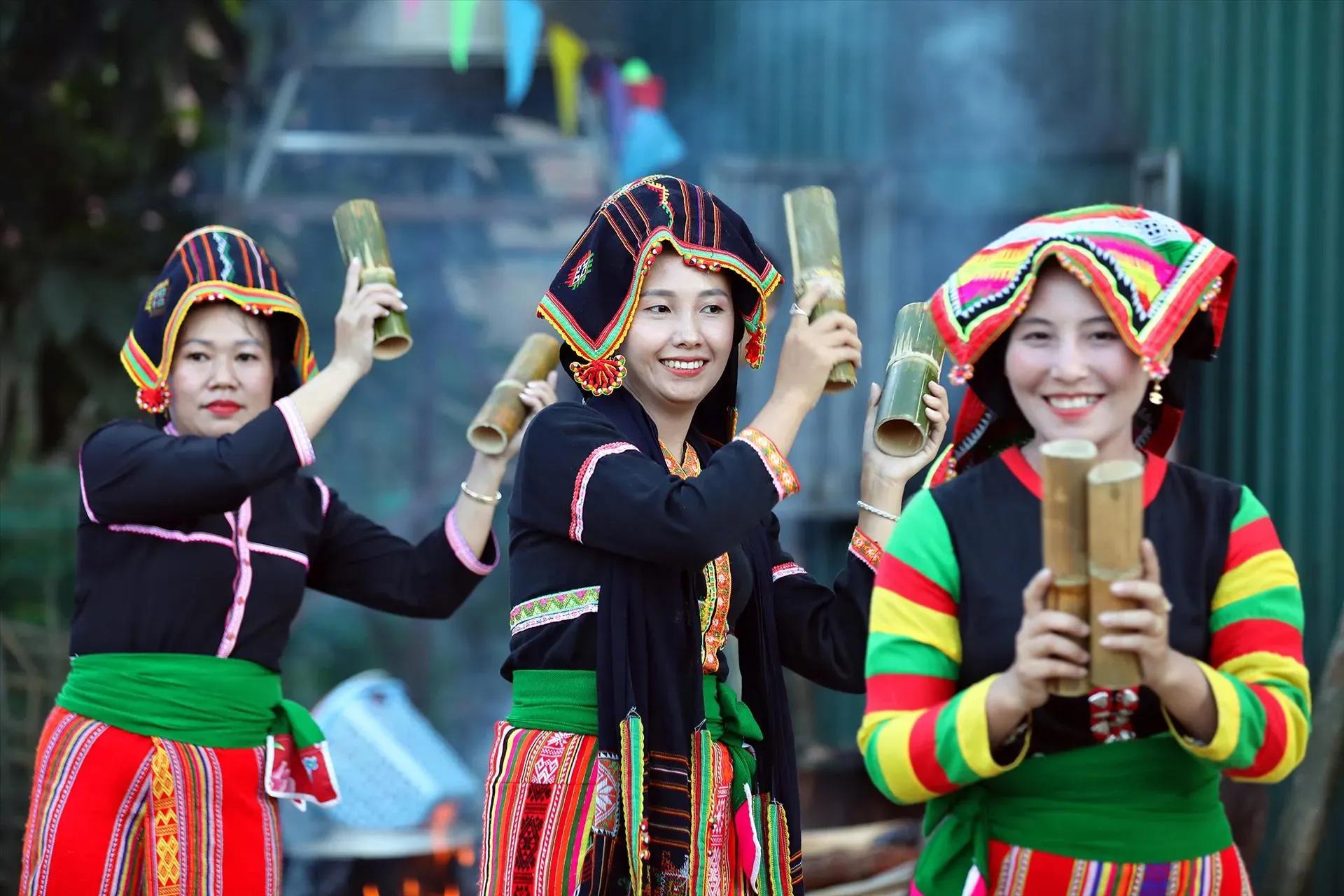 Traditional attire of the Cong people, vibrant and colorful.