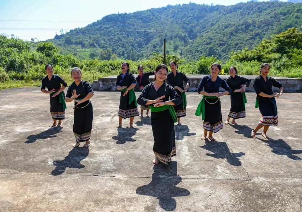 Ơ Đu women in traditional attire shine as they perform a folk dance in the mountains of Nghệ An.