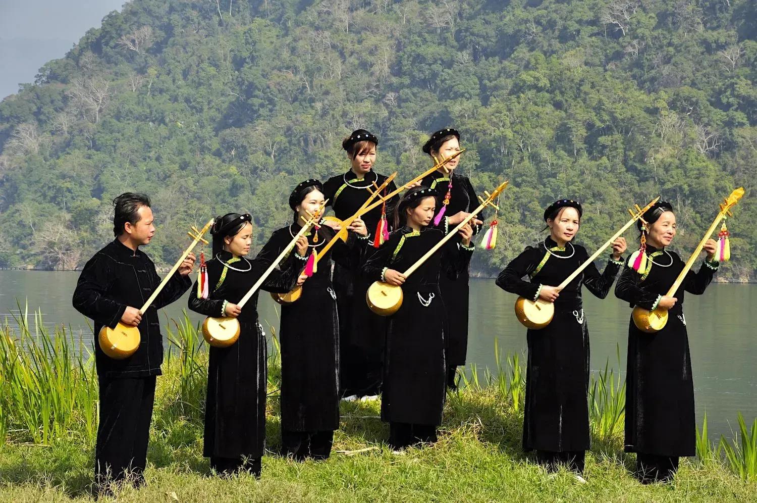 The performer plays the "masculine" by a majestic river.
