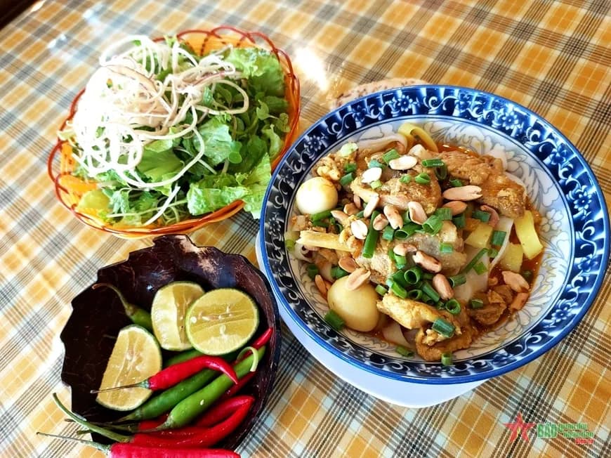 mi-quang-la-mot-trong-nhung-dac-san-cua-vung-dat-quang-nam-va_anh 1 1.jpg