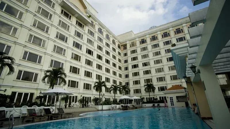 Ideal outdoor relaxation space at Hotel Equatorial.