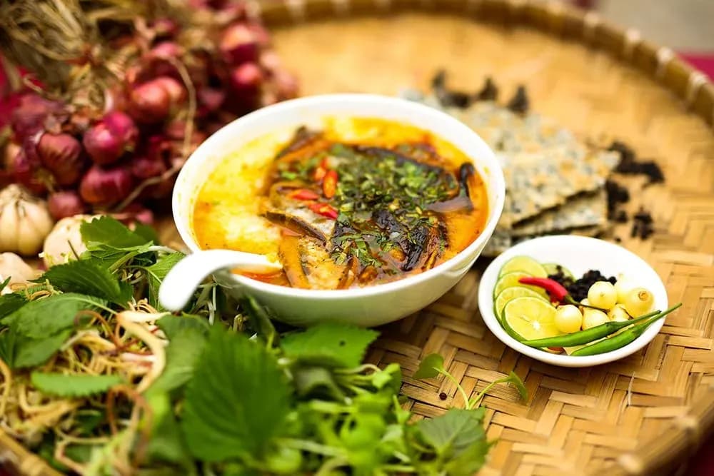 Eel soup from Nghệ An with rich flavors, served with herbs and spices.