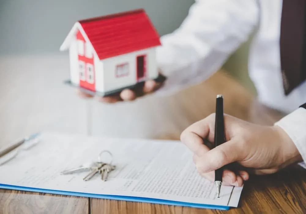 Can a tenant continue to rent when the landlord transfers the rented house to another owner?