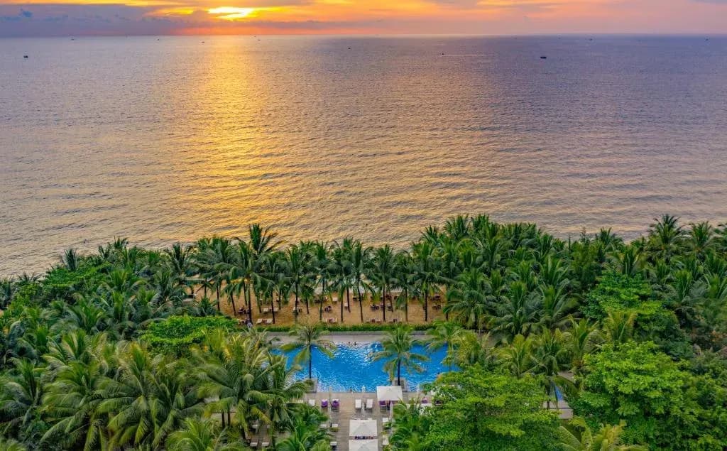 Salinda Resort Phu Quoc pool and sea at sunset