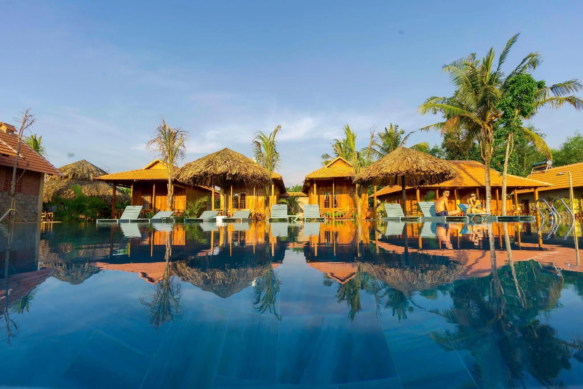 The idyllic poolside and wooden houses ensure ultimate relaxation moments.