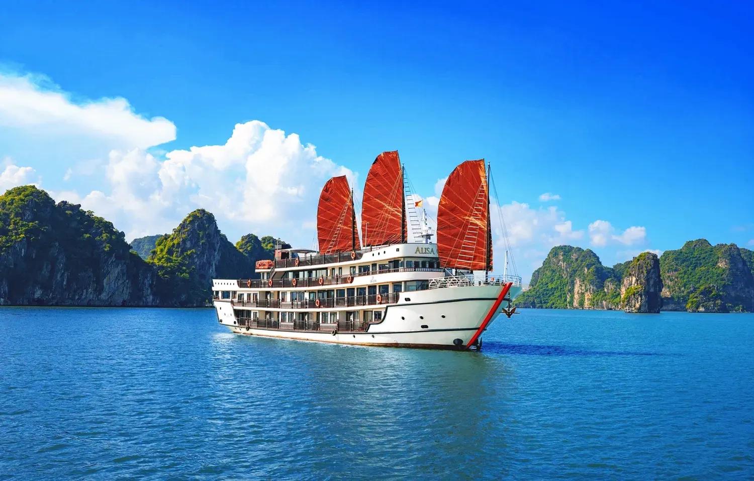 Alisa Premier Cruise amidst Ha Long Bay's beauty