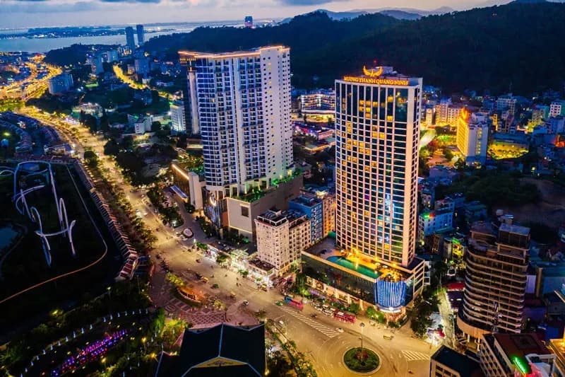 Muong Thanh Luxury Ha Long shines in vivid city lights.