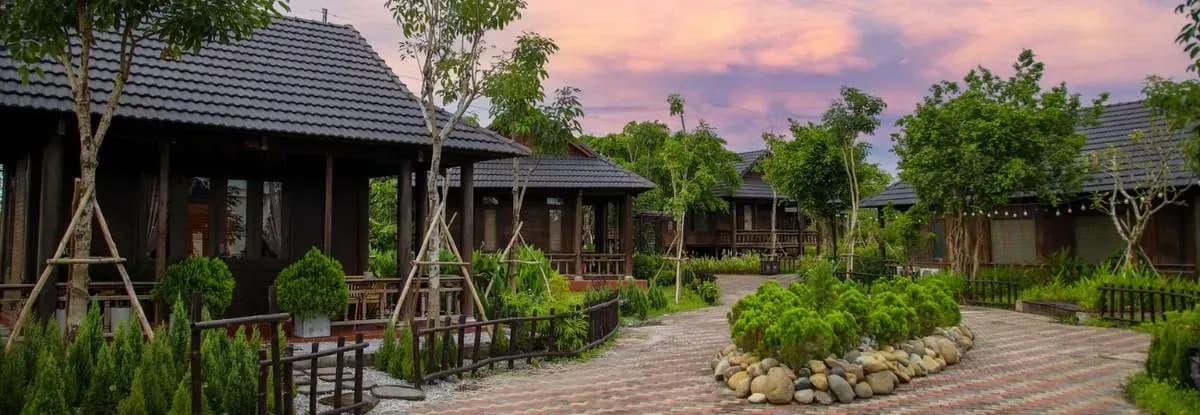 A peaceful sunset on the walkway at Thu Duy Resort, offering a relaxing vibe.