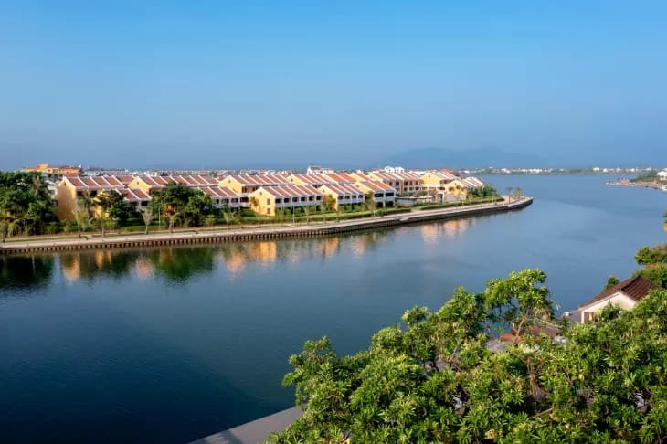 tour-xuyen-viet-2-ha-noi-tay-bac-dong-bac-tay-nguyen_nghi-duong-yen-binh-ben-song-hoai-tai-bay-resort-hoi-an1685595028.jpg