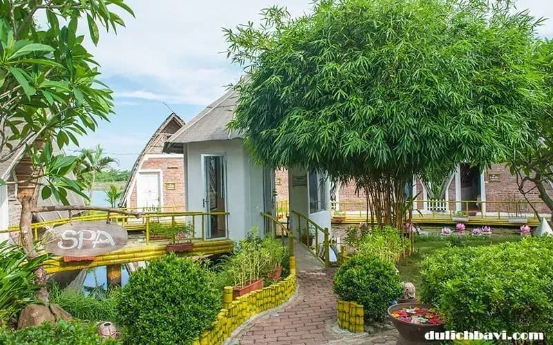 The spa area at Tản Đà Spa Resort features lush green surroundings and harmoniously blends with nature.